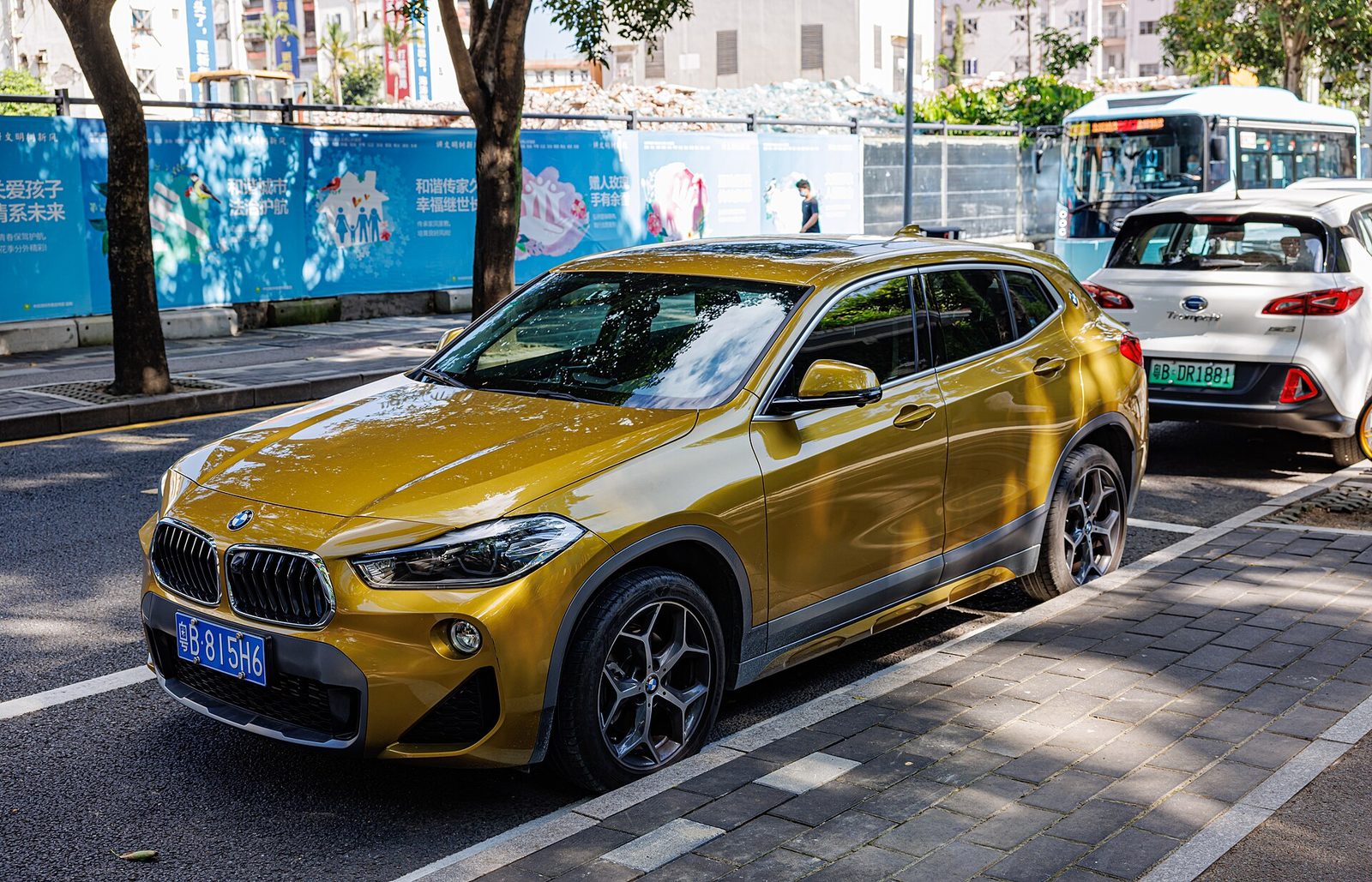 BMW iX2 — photo by Dinkun Chen, CC BY-SA 4.0, via Wikimedia Commons