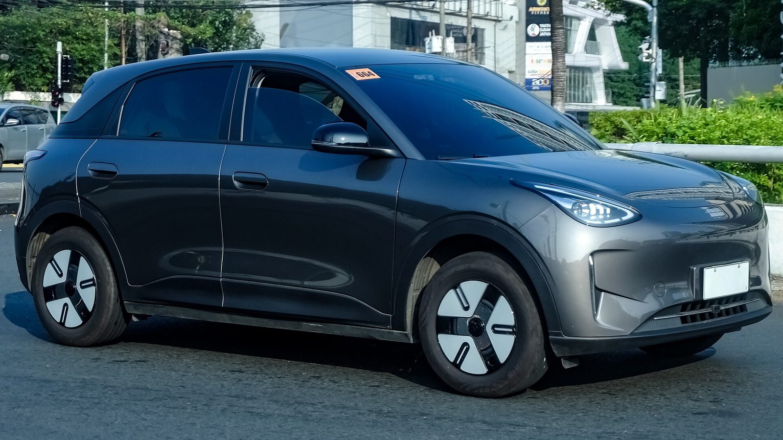 Geely EX2 — photo by Ethan Llamas, CC BY-SA 4.0, via Wikimedia Commons
