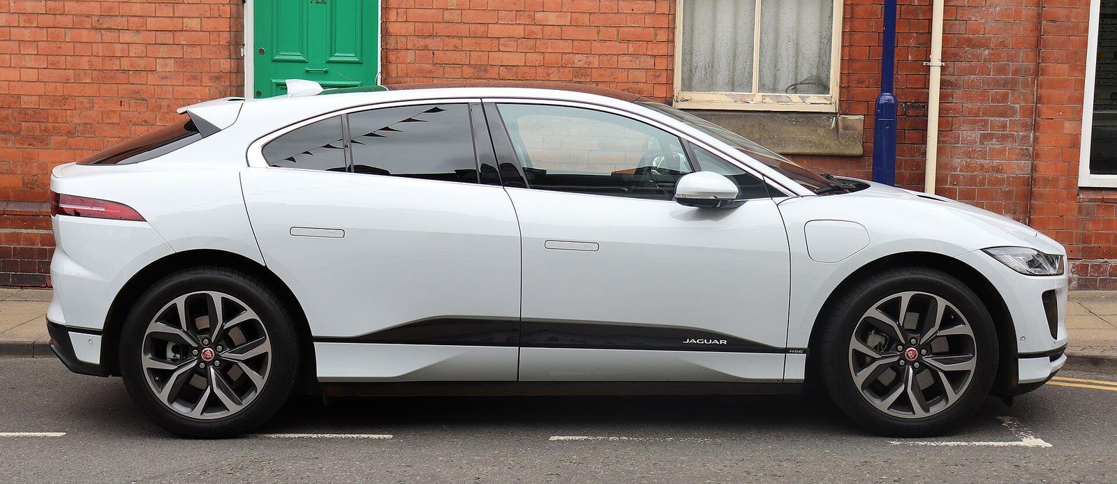 Jaguar I-Pace EV400 — photo by Vauxford, CC BY-SA 4.0, via Wikimedia Commons