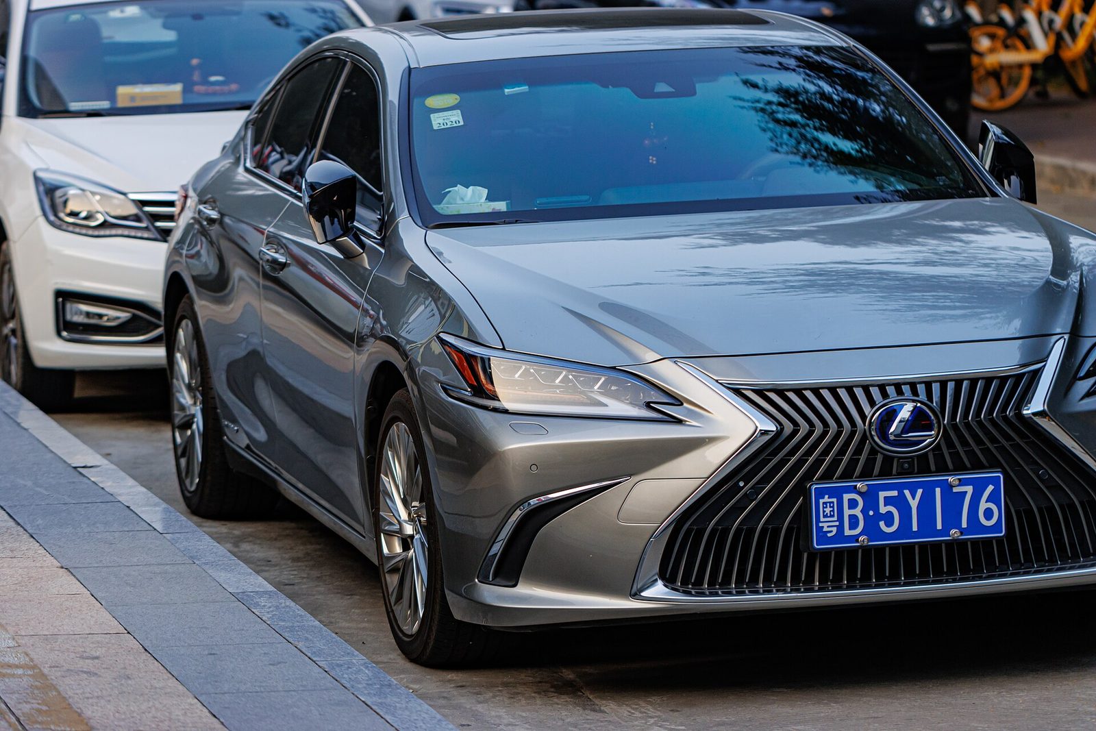Lexus ES — photo by Dinkun Chen, CC BY-SA 4.0, via Wikimedia Commons